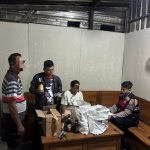 Anggota Sat Samapta Polres Lamongan saat mengamankan miras tanpa izin di sebuah warung