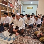 Prof Dr KH Asep Saifuddin Chalim saat menyampaikan tahshiyah dalam acara shalat malam dan istighatsah di PP Amanatul Ummah Surabaya, Rabu (26/11/2025) malam. Foto: Bangsaonline.