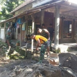 Para prajurit anggota Satgas TMMD saat melakukan perbaikan masjid Miftakhul Huda di Desa Sumurjalak. foto: SUWANDI/ BANGSAONLINE