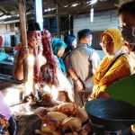 Tim sidak pasar sedang memeriksa gading dan ayam yang dijual pedagang.