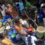 DISERBU: Warga Desa/Kecamatan Temayang, Bojonegoro tampak mengantre untuk mengambair air bersih dari Kodim 0813 Bojonegoro. foto: eky nurhadi/BANGSAONLINE