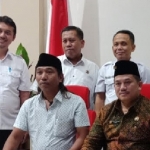 Nurhudi Didin Arianto (kanan) bersama Asep Heri dan pegawai ATR/BPN Gresik. foto: ist.