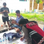 Petugas dari Sat Samapta Polresta Sidoarjo saat melakukan razia.