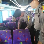 Jajaran Satlantas Polres Probolinggo Kota melakukan razia di sejumlah bus antar kota mengantisipasi pergerakan Bonek Mania, Kamis (20/2).