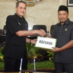 Ketua DPRD Kota Kediri Kholifi Yunon saat menyerahkan Perda kepada Sekretaris Daerah Kota Kediri Budwi Sunu. Foto: ist