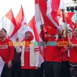 Gubernur Jawa Timur Khofifah Indar Parawansa secara resmi memberangkatkan 361 Tim Ekspedisi 80 Arjuno dari halaman Gedung Negara Grahadi. Foto: Devi Fitri Afriyanti/BANGSAONLINE