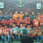 Para pemain Persibo foto bersama Bupati Bojonegoro Suyoto. foto: EKY NURHADI/ BANGSAONLINE