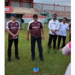 Tokoh sepak bola dari Kabupaten Pasuruan, Habib Abu Bakar Assegaf, bersama Direktur Teknik Bangil FC, Fathur, dan jajarannya.