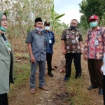 Farida Hidayati meninjau lokasi yang rencananya dijadikan waduk atau embung untuk pengairan lahan pertanian. 