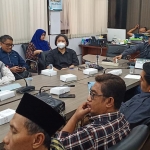 Komisi III DPRD Gresik saat hearing dengan manajemen PT Linde Indonesia pasca kebocoran. Foto: SYUHUD/BANGSAONLINE