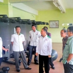 Pengurus KONI Sidoarjo mengunjungi Achilles Sport Science Fitness Center Unesa, di Surabaya, Selasa (13/6). foto: MUSTAIN/ BANGSAONLINE