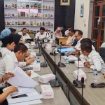 Ketua DPRD Gresik M Syahrul Munir didampingi Ketua Komisi IV Muchamad Zaifudin saat memimpin audiensi. Foto: SYUHUD/ BANGSAONLINE
