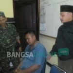 M. Zaini (duduk) tak berkutik saat digelandang warga ke Mapolsek Kadur. foto: ERRI SUGIANTO/ BANGSAONLINE