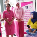 Ibu-ibu Bhayangkari saat memberikan pelatihan keterampilan salon kepada warga wanita Lapas Ngawi.