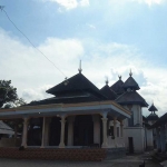 Bangunan bagian depan masjid Tiban Temenggunan yang sudah melalui proses renovasi atau tambahan bangunan.