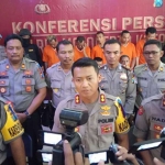 Kapolres Mojokerto Kota saat memberi keterangan pada media. foto: soffan soffa/ BANGSAONLINE
