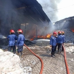 Kebakaran yang menimpa sebuah gudang rongsokan di Desa Masangan Wetan RT 8 RW 2, Kecamatan Sukodono, Rabu (5/7/2023).