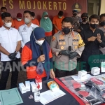 Ibu janin si fulan saat dimintai keterangan oleh Kapolres Mojokerto AKBP Dony Alexander. foto: SOFFAN/ BANGSAONLINE