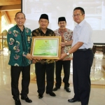 MOTIVASI: Bupati Sidoarjo H Saiful Ilah menyerahkan penghargaan SAKIP kepada salah satu OPD, Selasa (11/12). foto: Istimewa