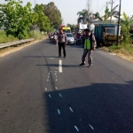 Petugas melakukan olah TKP di lokasi kejadian.