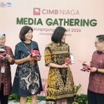 Head of Region Jawa Timur CIMB Niaga Rhena Octaria (kedua kanan) bersama Corporate Communications Head CIMB Niaga Hery Kurniawan (kanan), Branch Area Head Jawa Timur Region Area VI CIMB Niaga Eliyawati Jinawan (kedua kiri), dan Branch Manager CIMB Niaga KCP Tulungagung Umi Mukhlishoh (kiri)
