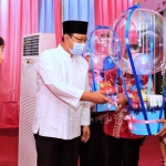 Gus Ipul memberikan bingkisan untuk balita saat kick off angsal gisi di Puskesmas Kandangsapi, Kamis (23/06/2022).