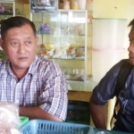 Kanit Reskrim Polsek Tumpang Ipda Weliyanto Nugroho berbincang dengan wartawan BANGSAONLINE, Tuhu Priyono.