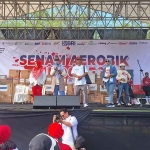 Ketua Fraksi Gerindra DPRD Gresik, Nur Saidah, bersama Yuyun Wahyudi dan anggota Fraksi Gerindra DPR RI, Khilmi, saat menyapa peserta senan aerobik. Foto: Ist
