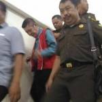 Tjio Julius, Direktur CV. LJ, pemenang tender pengadaan pupanisasi PDAM DTS Senilai 8,9 Miliar saat digiring oleh peugas ke Lapas Kelas II A Sidoarjo.