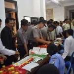 Para anggota jajaran Polres Nganjuk saat dites urine. (soewandito/BANGSAONLINE)