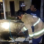 Petugas Damkar Kabupaten Kediri saat memadamkan api. (Ist)