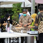 Wali Kota Surabaya Tri Rismaharini ikut menyiapkan telur rebus di dapur umum halaman Balai Kota Surabaya.