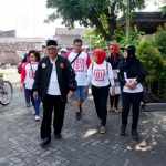 Tjuk Sukiadi bersama relawan Kareb Surabaya blusukan mensosialisasikan pasangan Jokowi-Ma