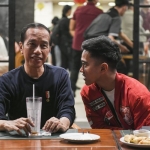 
Presiden Jokowi dan putranya Kaesang Pangarep dalam pertemuan di kawasan Jalan Braga, Bandung, Jawa Barat, Sabtu (3/1/2024). Foto: Antara/Kompas
