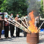 Bupati Fadeli didampingi Forkopimda sedang membakar BB di halaman Kejari Lamongan.