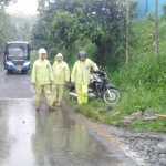 Jalan Desa Jombok lancar lagi pasca pembersihan material longsor oleh Kapolsek Ngantang dibantu warga setempat.