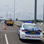 Petugas saat mengevakuasi kendaraan yang terlibat kecelakaan di Tol Porong-Sidoarjo.