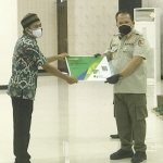 Penyerahan kartu BPJS Ketenagakerjaan secara simbolis oleh Bupati Jember Hendy Siswanto kepada perwakilan ketua RT dan RW di Pendopo Wahya Wibawagraha, Kamis (5/8).