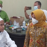 Wali Kota Mojokerto, Ika Puspitasari, saat meninjau khitanan massal.