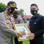 Kapolres Jombang AKBP Agung Setyo Nugroho saat memberikan reward kepada para anggotanya.