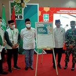 Bupati Gus Yani dan Wabup Bu Min bersama Moh. Qosim dan Abdul Qodir saat Muscab V PKB Gresik. foto: SYUHUD/ BANGSAONLINE