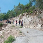 Ahli waris menutup galian C di Desa Buker, Jrengik, Sampang.