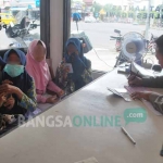 Para pelajar belum cukup umur yang terjaring razia lantaran nekat membawa motor sendiri. foto: ZAINAL ABIDIN/ BANGSAONLINE