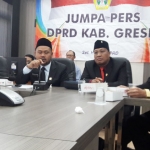 Ketua DPRD Gresik Fandi Akhmad Yani, didampingi tiga pimpinan lainnya ketika memberikan keterangan pers, Kamis (23/1). foto: SYUHUD/ BANGSAONLINE.