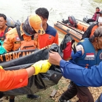 Salah satu jenazah korban saat dievakuasi oleh tim SAR gabungan.