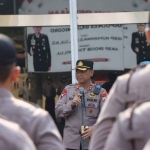 AKBP Rogib Triyanto saat memimpin apel perdana di Mapolres Bojonegoro.