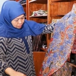Khofifah Indar Parawansa menilik motif batik.