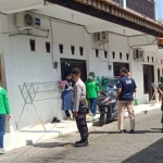 Petugas gabungan Satpol PP, TNI, Polri, beserta BNNK Tuban menyisir sejumlah kos-kosan di seputaran Tuban Kota. (foto: ist).