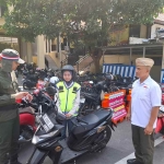 Petugas Pelayanan SIM Polres Blitar Kota mengenakan pakaian ala pejuang kemerdekaan RI. (Ist)
