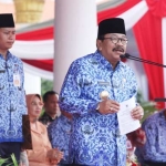 Gubernur Jatim Soekarwo saat membacakan amanah Presiden RI di Upacara Peringatan Hari Korpri ke-45 di Gedung Negara Grahadi Surabaya, beberapa waktu lalu.